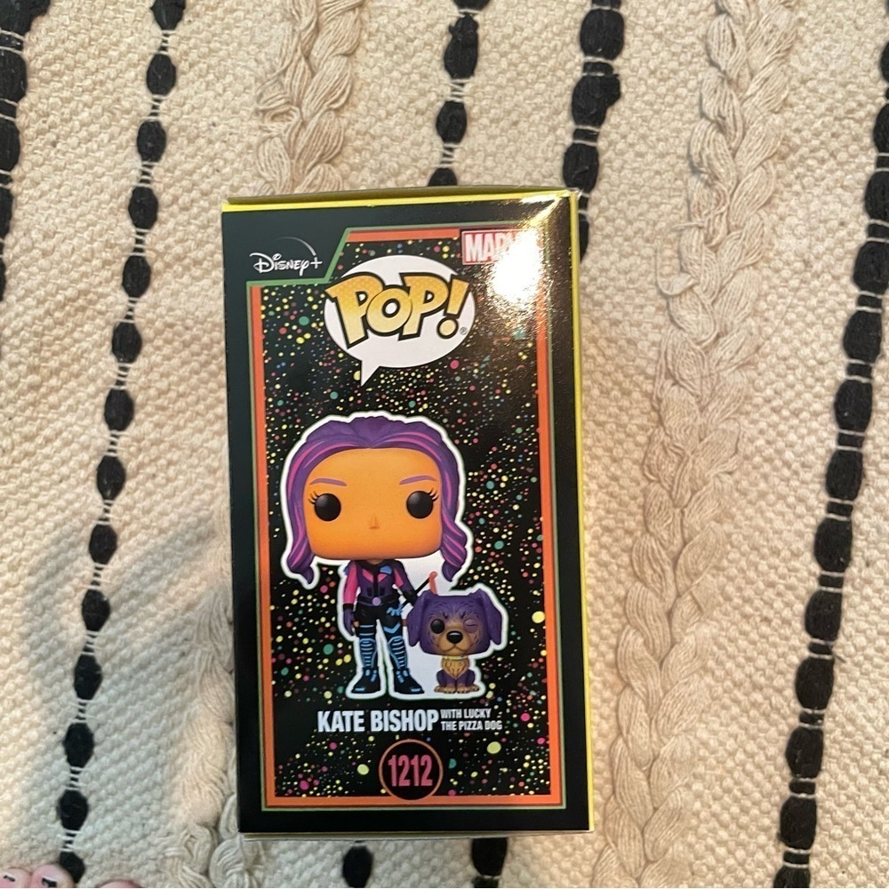 Funko POP‎ TV: Hawkeye - Kate Bishop & Lucky (Blacklight) - Picture 5 of 7